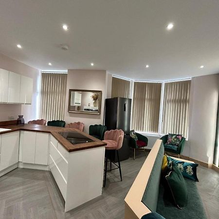 Strawberry Fields Suite By Sasco Apartments Блекпул Екстериор снимка